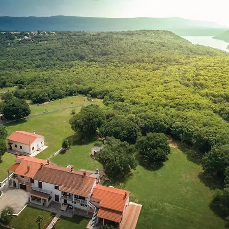 Lovely Home In Dobrani Дом отдыха